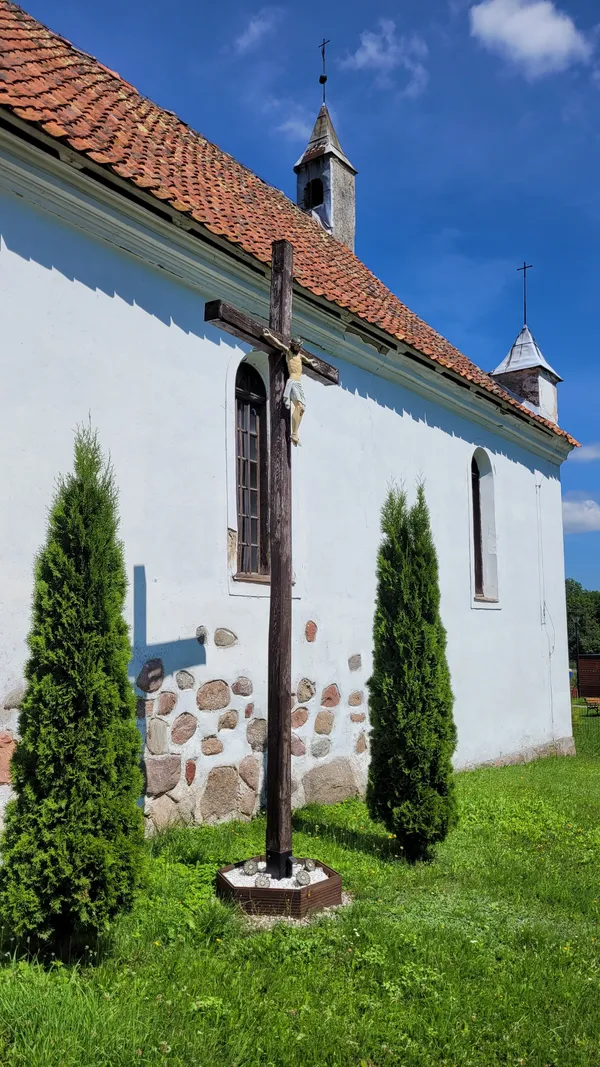 Nawa od południa: późnogotycki krucyfiks na wysokim drewnianym krzyżu, nad kalenicą sygnaturka, u dołu cokół z polnych głazów.